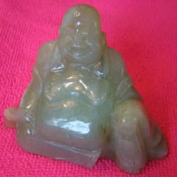 SUPERBE BOUDDHA EN JADE VERT A NUANCES  DIVERSES - SCULPTE DANS CETTE BELLE MATIERE TRES DURE