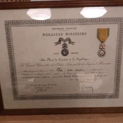 Diplôme et sa médaille MILITAIRE valeurs et discipline 1931-1932 en cadre