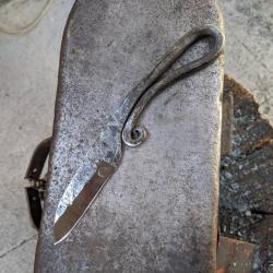 Couteau artisanal forgé style médiéval