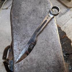 Couteau artisanal forgé à partir d'une clé plate