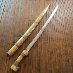 BEAU ET RARE SABRE DE BÉDOUIN D'ARABIE SAOUDITE LAME GRAVÉ AUX ARMES DE L'ARABIE SAOUDITE