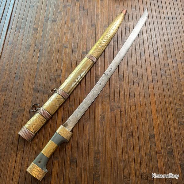 BEAU ET RARE SABRE DE BDOUIN D'ARABIE SAOUDITE LAME GRAV AUX ARMES DE L'ARABIE SAOUDITE