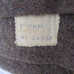 106) lot , Couverture en laine brodée en fil jaune  C M- L F ,, Bon état . CIRCA =1940