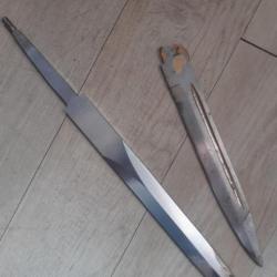 Lot de deux lames de couteaux  poignards bayonnettes  militaires anciennes