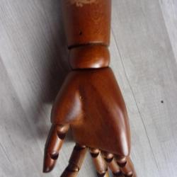 main articulée en bois