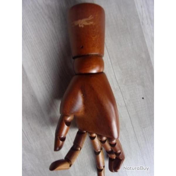 main articule en bois