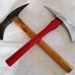 Lot de 2 anciennes haches de pompiers
