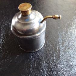 petit bidon métallique à huile , éssence avec bouchon et bec verseur (7,5 cm de hauteur)
