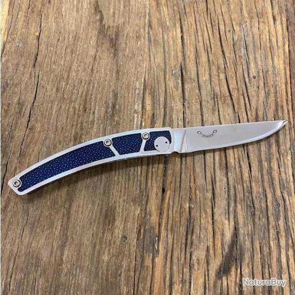 Couteau de poche Le Thiers Galuchat bleu - lame sigle Artums & Co
