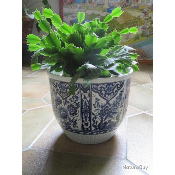 Cache pot Boch  dcor floral bleu Holland pour la Royal Sphinx Holland dcor Delft. (XXme sicle)