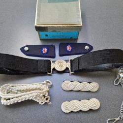 Ceinturon belge avec boucle et accessoires pour sabre, épaulette uniforme , le tout à l'état neuf.