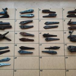 Lot de 17 paires de platines pour fusils juxtaposés à poudre noire