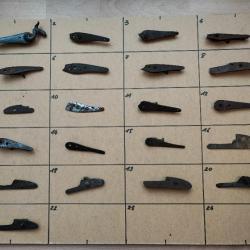 Lot de 21 platines pour fusils mono-canon à poudre noire