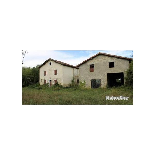 Proprit en Chalosse avec terres et bois naturel et ancienne ferme. Vue sur les Pyrnes.