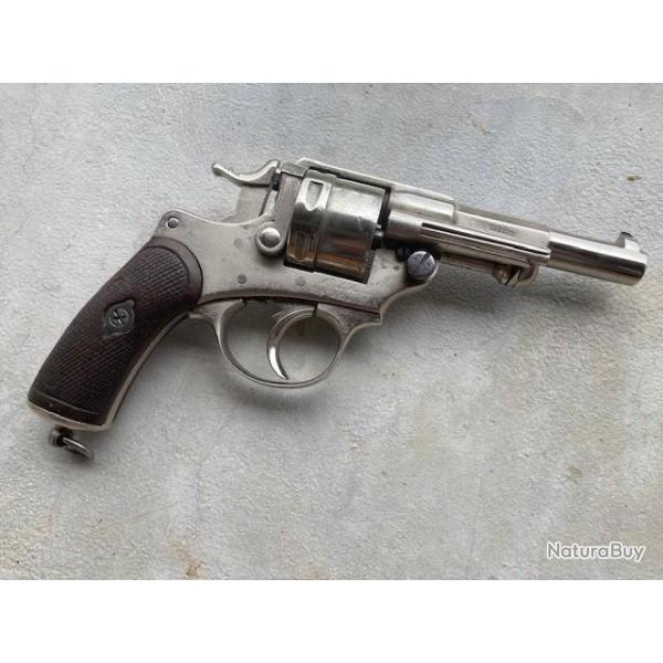 Vends tres beau revolver rglementaire Franais Chamelot et Delvigne mle 1873 avec son tui - 1 EURO