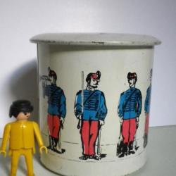 BOITE EN FER : décor soldats, style Images d'Epinal