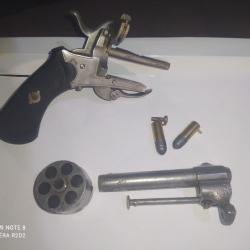 Jolie révolver à broche 7 mm type lefaucheux en très bon état.