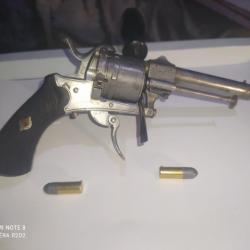 Jolie révolver à broche 7 mm type lefaucheux en très bon état.