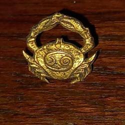 bijou vintage      broche / pin's signe astrologique   " CANCER "    Doré à l'or fin
