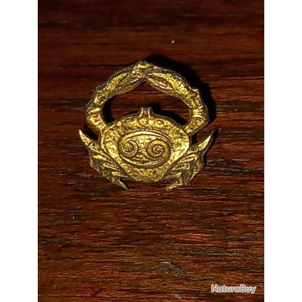 bijou vintage      broche / pin's signe astrologique   " CANCER "    Dor  l'or fin