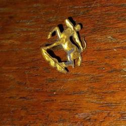bijou vintage      broche / pin's signe astrologique   " SAGITAIRE  "    Doré à l'or fin
