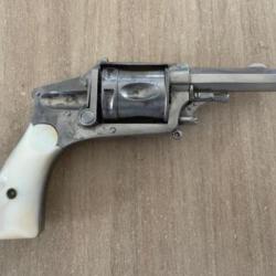 Revolver hammerless Anglais cal 8mm92, superbe plaquettes en nacre