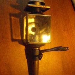 Ancienne lanterne-bougie provenant d'une calèche du XIXe siècle.