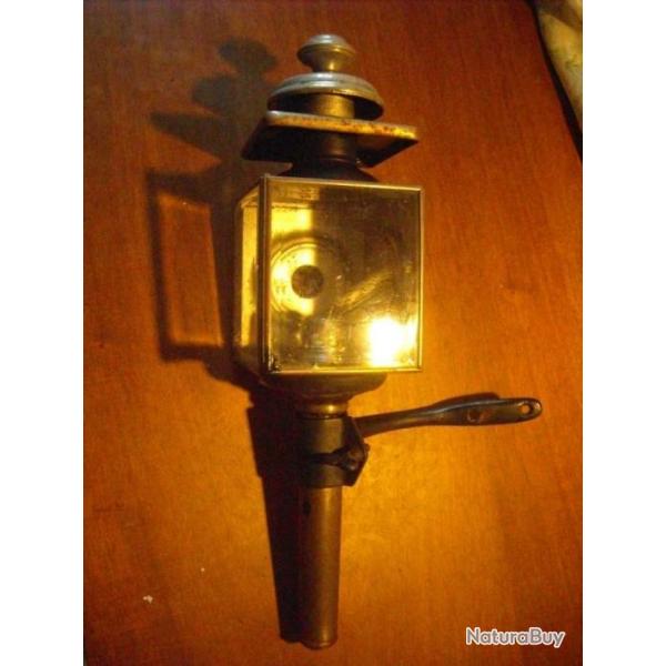 Ancienne lanterne-bougie provenant d'une calche du XIXe sicle.
