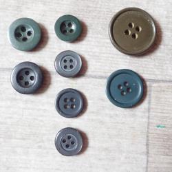 Lot de 8  boutons militaires, en plastique. Armée Suisse