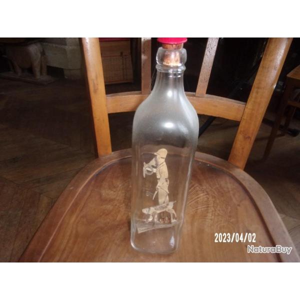 objet decoratif petite sculpture en bois motif chasse dans une bouteille