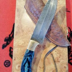 Couteau de chasse artisanal en acier damas et très beau fourreau façonné main