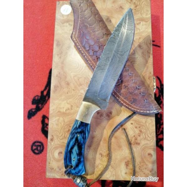 Couteau de chasse artisanal en acier damas et trs beau fourreau faonn main