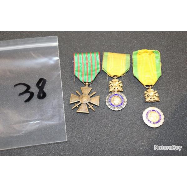 Lot de 3 mdailles de guerres originales : - Mdaille troisime Rpublique Valeur et Discipline auth