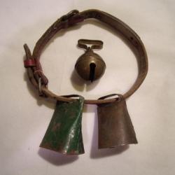 Très ancien collier pour chien avec 2 clochettes et un grelot.