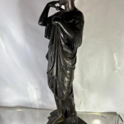 Diane de Gabies sculpture en bronzeJeune femme attachant sa fibule