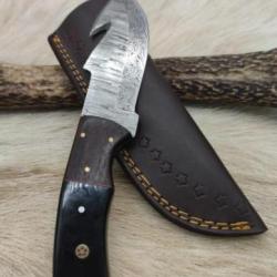 Couteau de chasse skinner, lame en acier damas 256 couches manche en corne,  ref D15