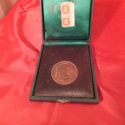 Médaille de table dans boite d'origine.