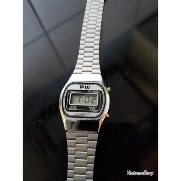 Montre LCD annes fin 70 en excellent tat proche du neuf avec pile neuve