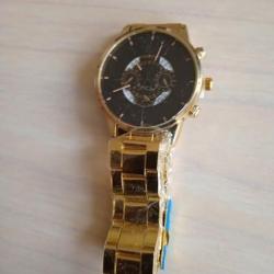 trés belle montre imposante neuve geneva bracelet et contour coullor or