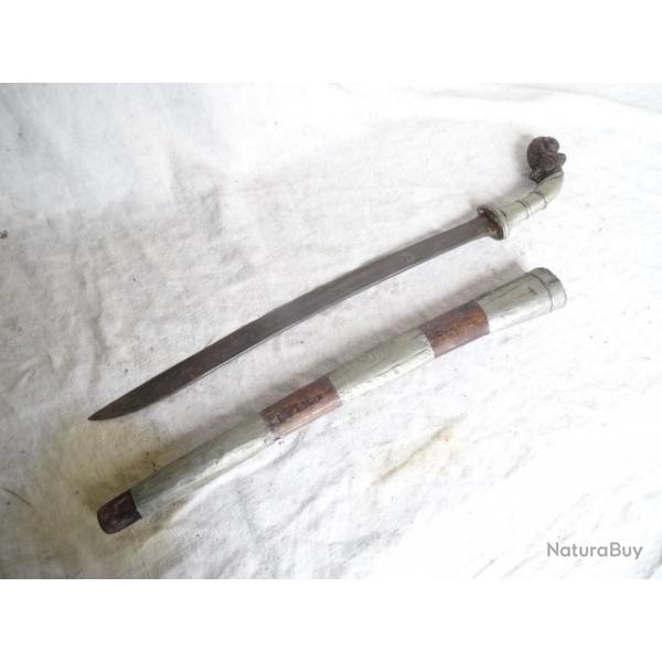 144)  trs  belle arme ancienne , lame yatagan avec fourreau , lame indonsienne appele golok.