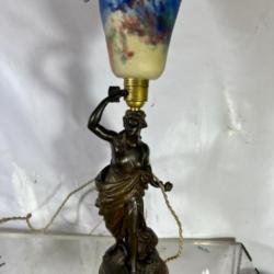 Lampe femme portant une coupelle en pâte de verre sculpture