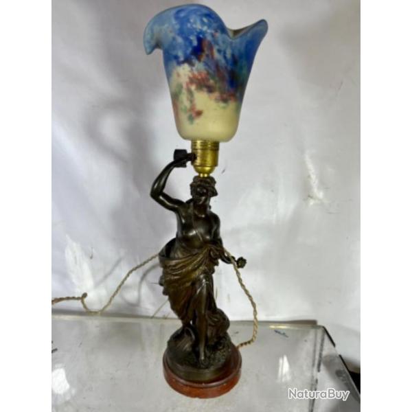 Lampe femme portant une coupelle en pte de verre sculpture