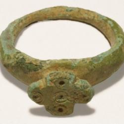 EMPIRE ROMAIN : Bague en bronze ( I-II siècle AD )