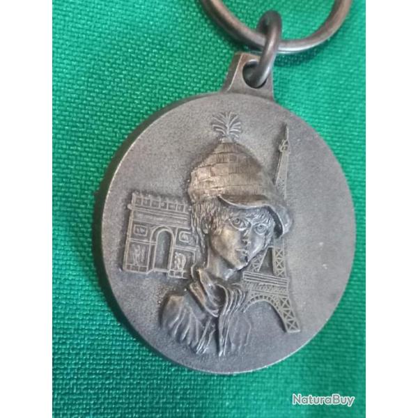 ancien porte clef en bronze " gavroche "