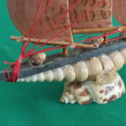 miniature navire en coquillage vintage