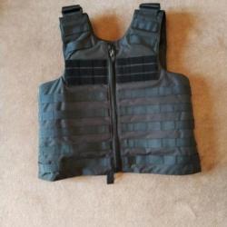 Gilet tactique noir compatible plaques balistiques NIJ IIIa et IV, neuf.
