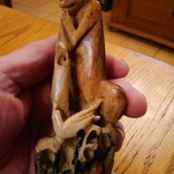 SPLENDIDE OKIMONO EN PIERRE DURE REPRESENTANT UN SINGE COLORE , ASSIS AVEC UN OISEAU A SES PIEDS!!
