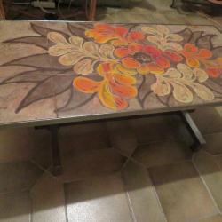 VINTAGE - Table basse vintage en céramique et chrome, motif fleurs (Vers 1960-70)