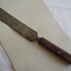 Très ancien couteau de decoupe ou couteau de camp, Lame forgée en acier au carbone , manche bois