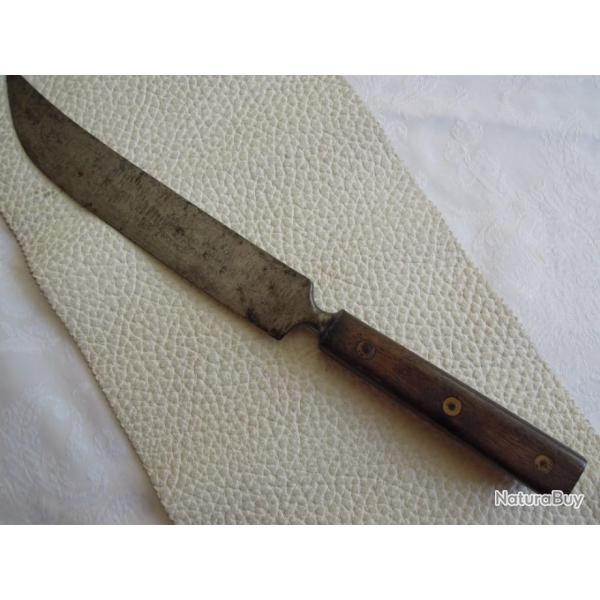 Trs ancien couteau de decoupe ou couteau de camp, Lame forge en acier au carbone , manche bois